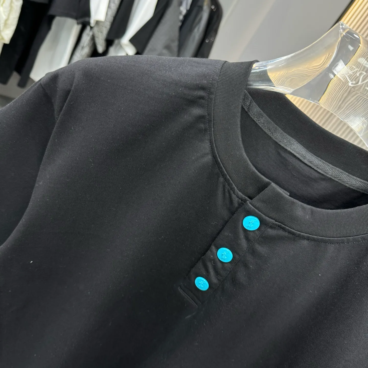 P190 POlO Ralph Lauren 25FW new spring and summer round neck T-shirt. It is made of heavy 320G double yarn combed cotton material. The upper body has a strong three-dimensional effect. It is embroidered with ten thousand needles embroidery patch ➕ ten thousand needles 🪡 embroidery process inkjet effect. ⚠️Washing method: The fabric is only dry-cleaned or wrapped in a laundry bag. Quick machine wash in cold water on the reverse side, let dry and then iron at medium temperature! Avoid vigorously wringing and machine washing from the front!  Size: S M L XL XXL Color: Black, White